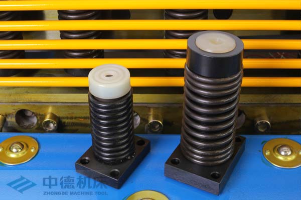 ZDS-1632接纳高品德压料油缸，不渗油不会在板材外表留有油污.jpg